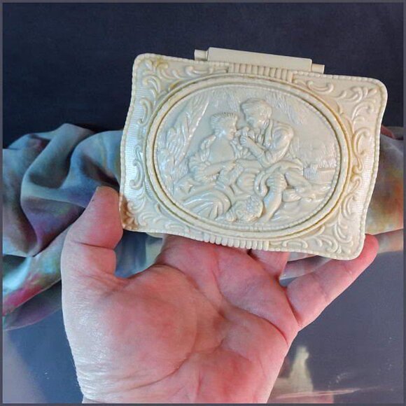 1960s Cream Vintage Jewelry Box Romantic Cameo Scene - Picture 4 of 7